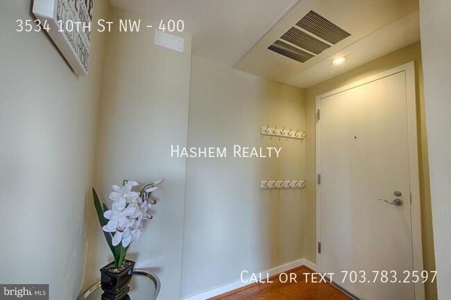 Building Photo - Lovely East-facing Top-Floor 1 Bedroom, 1 ...