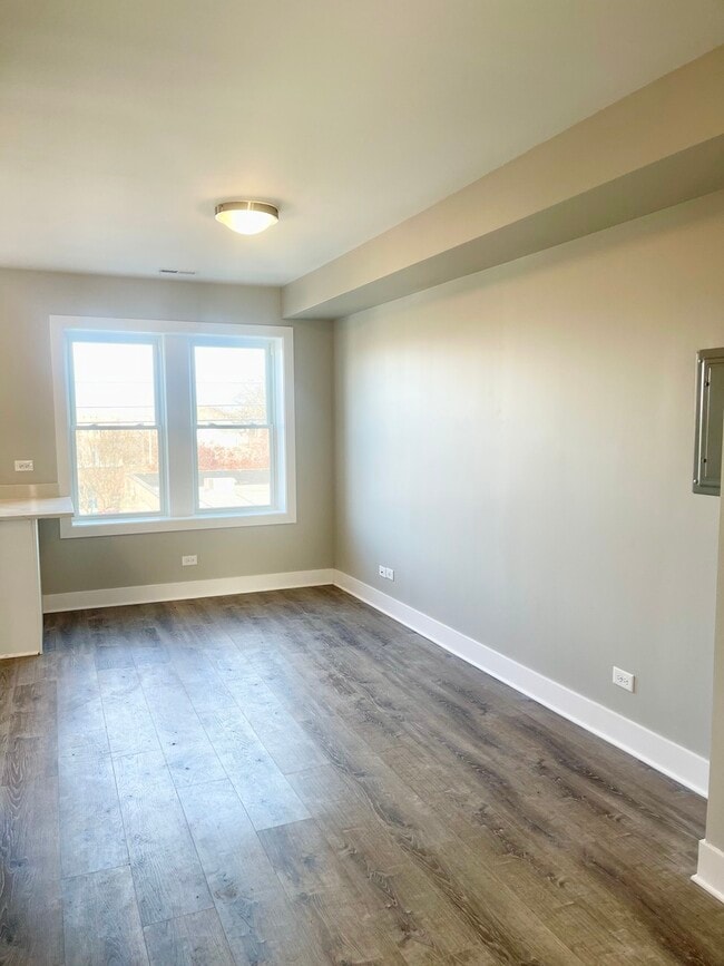 Foto del edificio - 722 N Austin Blvd