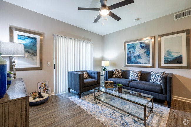 1HAB/1BA, 656 - Sala de estar - Eagle Crest Apartments