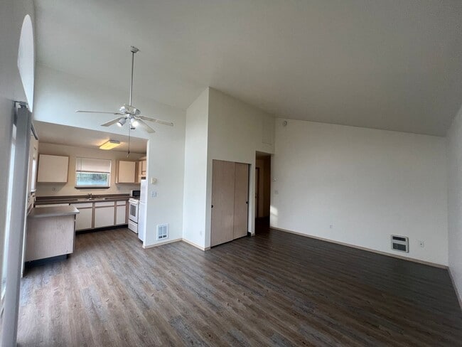 Foto del edificio - 2 Bed, 1 Bath 2nd Floor Unit in Lettered Streets District