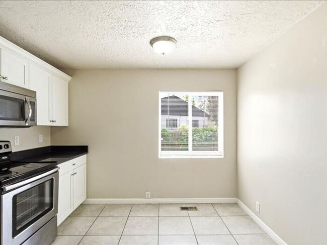 Building Photo - Salt Lake-Glendale 3 bed 2 bath home