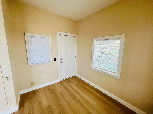 Building Photo - 4234 S View Point Ter