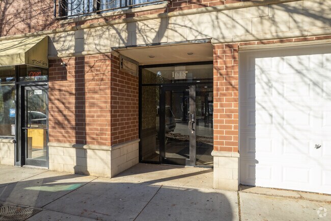 Entrada - 1618 S Halsted St