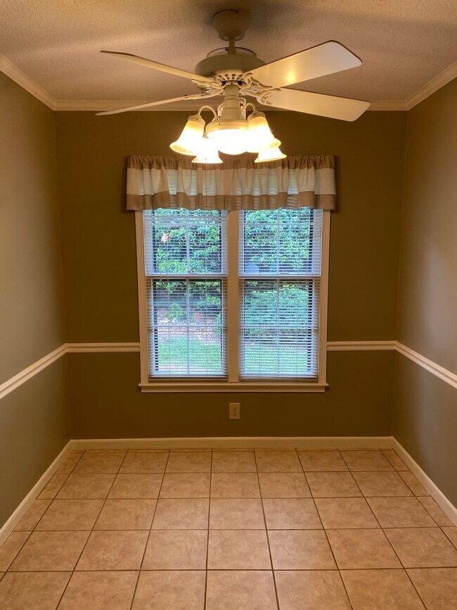 Foto del edificio - Very well kept condo in Lytchfield off Allistair Rd