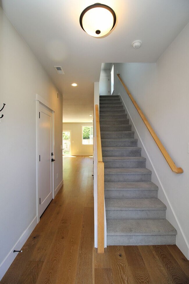 Building Photo - Contemporary 2 Bed/2.5 Bath Townhome in Gr...