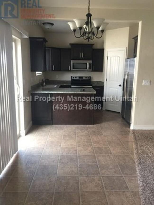 Building Photo - 3 bed 2.5 bath townhome in Fox Run