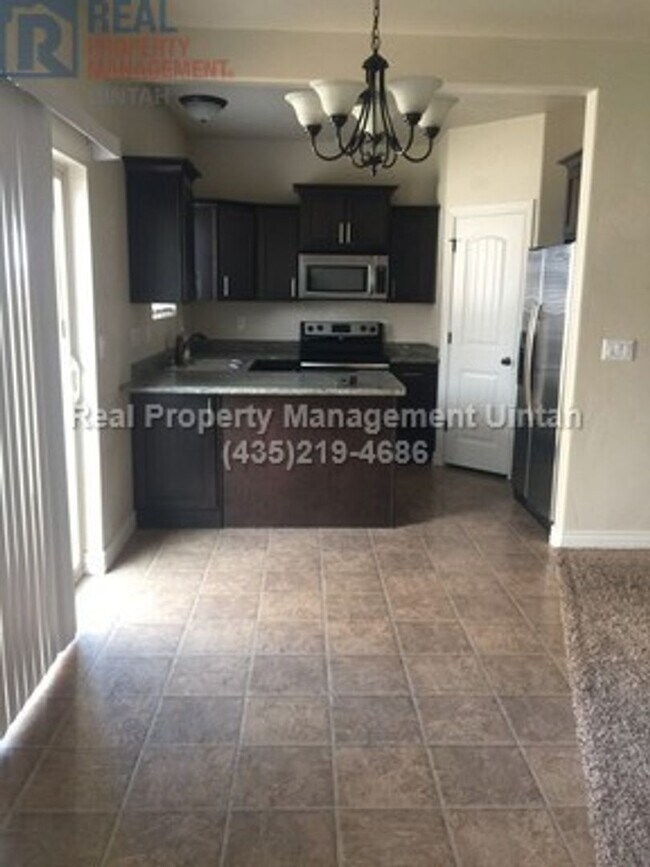 Foto del edificio - 3 bed 2.5 bath townhome in Fox Run