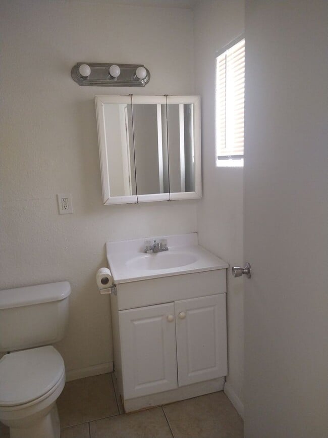 Building Photo - Nice and Quite 1 bedroom 1 bath with Bonus...