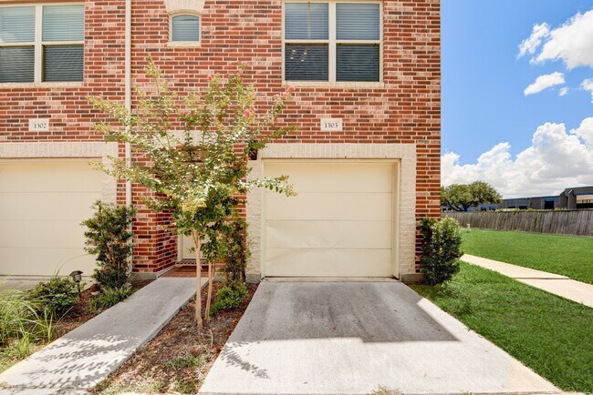 Building Photo - 2bed / 2bath Tri-Level home
