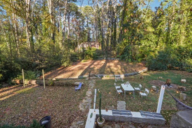 Foto del edificio - 2071-2073 E Roxboro Rd NE
