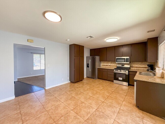 Foto del edificio - Charming 4BD 2BA Single-Story Home with Large Backyard & No HOA