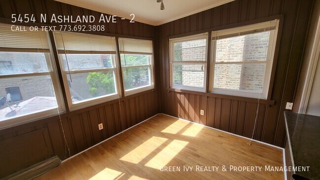 Building Photo - Top Floor Andersonville 2 Bed with Parking!
