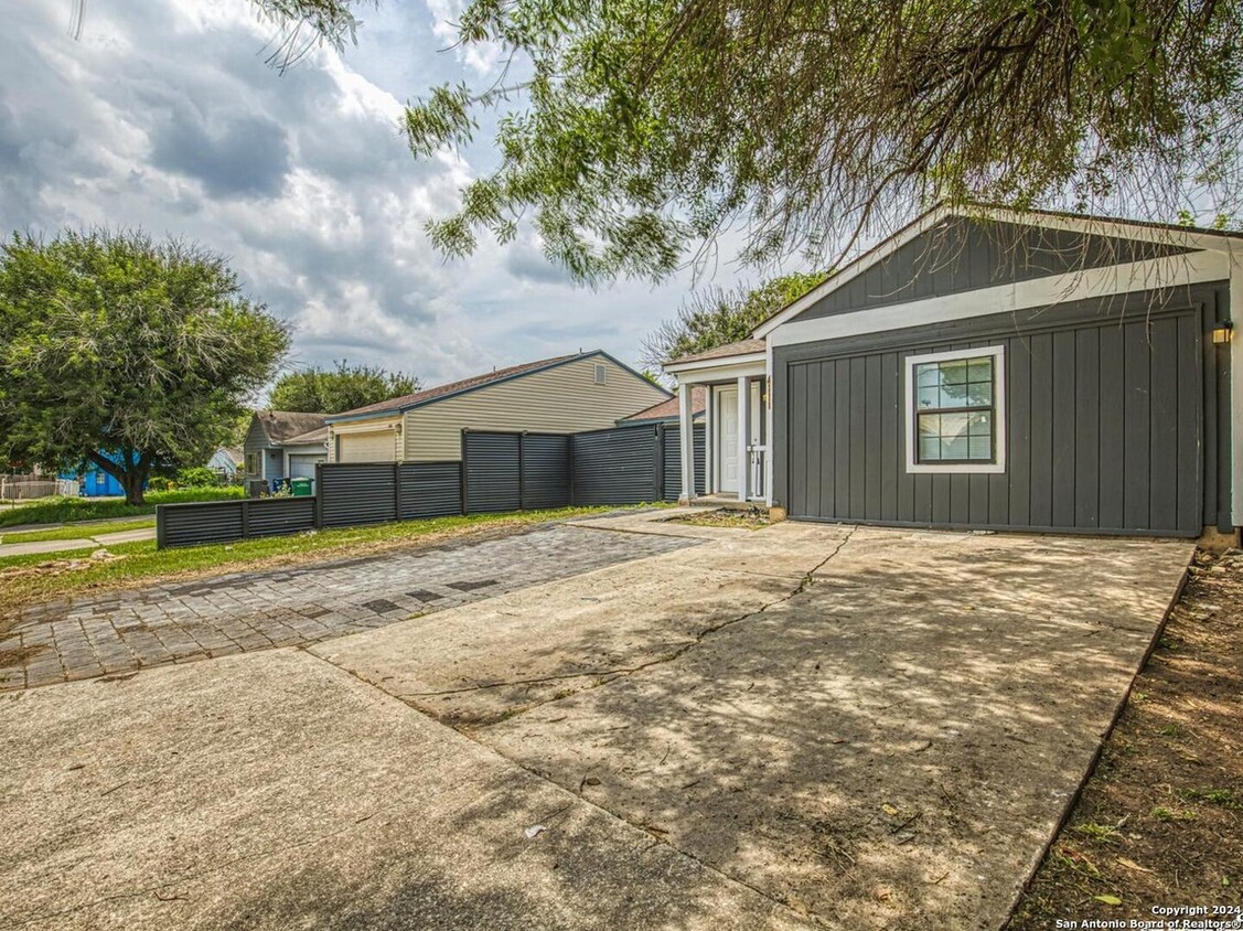 Primary Photo - 4111 Sunrise Terrace Dr