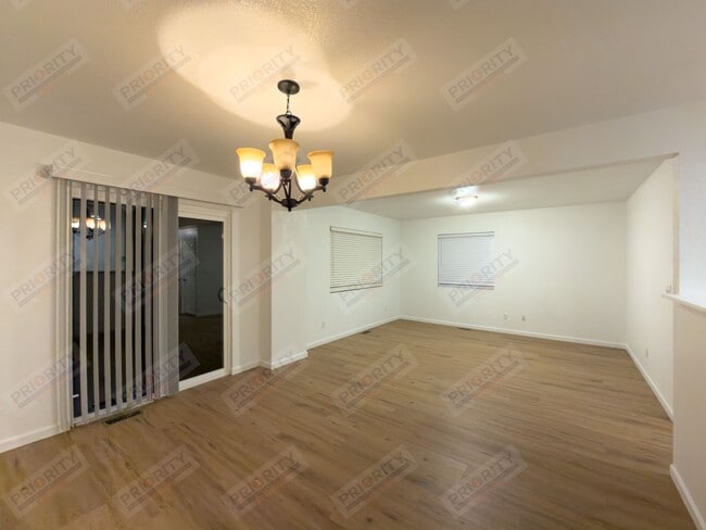 Building Photo - Townhome with a 2 car garage!