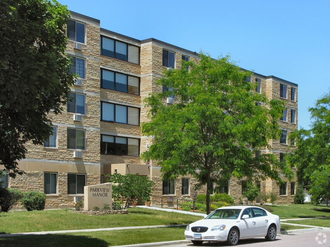View to the northeast across South 4th Street - Parkview Manor