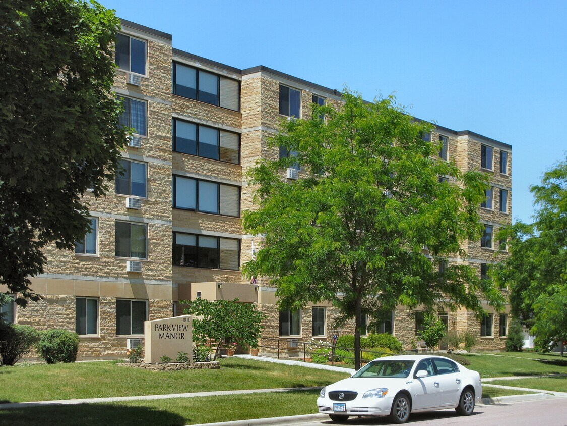 Vista al noreste de todo el sur de 4th Street - Parkview Manor