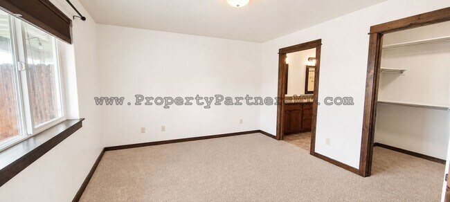 Foto del edificio - 3 Bed 2.5 Bath Upscale Condo