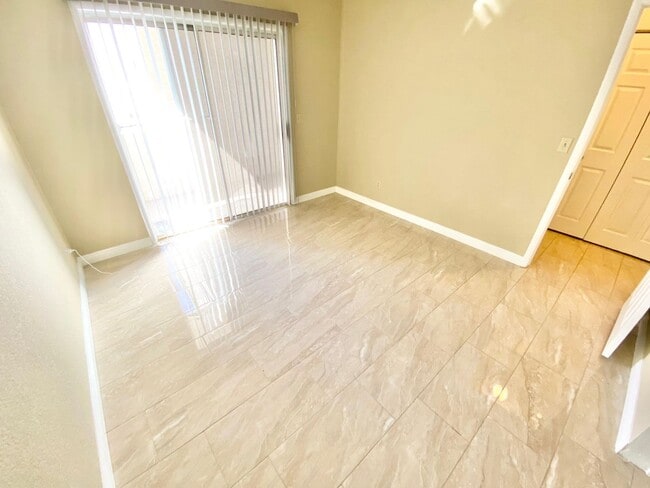 Building Photo - CUTE 1ST FLOOR CONDO UNIT 2 BEDROOM / 2 FU...
