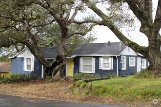 Building Photo - 5910 Skyline Dr
