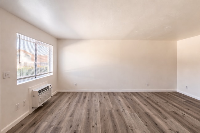 Building Photo - Palmdale Apartment 2 bedroom