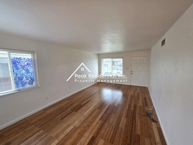 Foto del edificio - Nice Sacramento 2bd/1ba Duplex!