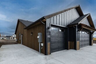 Building Photo - 423 Poppy St