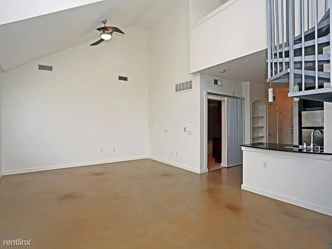 Building Photo - "Chic 1-Bed Oasis in the Heart of Austin's Vibrant South Congress!"