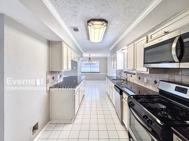 Building Photo - Stunning 3 Bed, 2.5 Bath Home with Modern ...