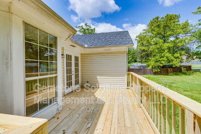 Building Photo - 1111 Cedarhill Ct