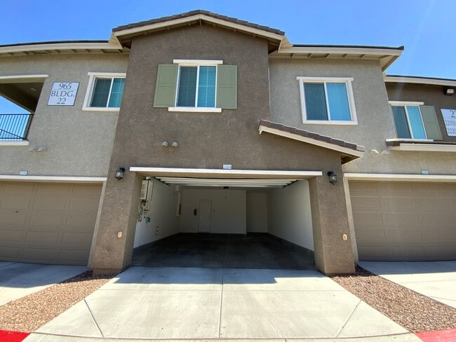 Foto del edificio - GATED 3 BED 3 BATH 2 CAR GARAGE TOWNHOUSE w/ LOFT + ROOM DOWNSTAIRS & COMMUNITY POOL IN HENDERSON