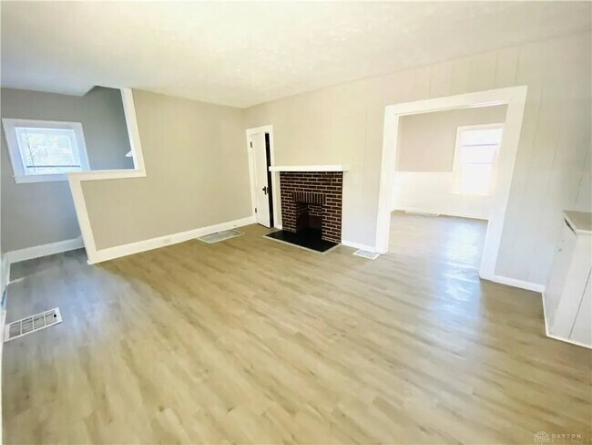 Building Photo - 821 Catalpa Dr.