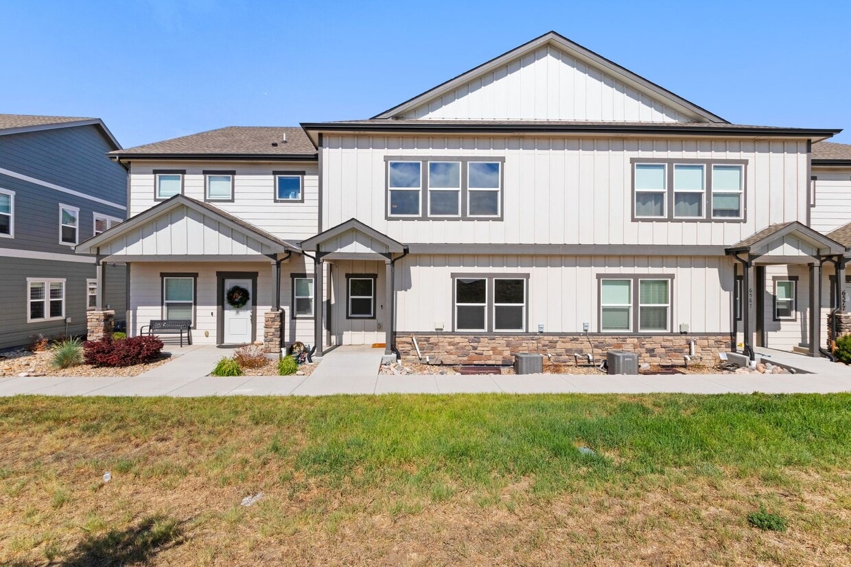 Beautiful 3-bedroom, 3-bathroom townhome located in Lorson Ranch!! - Beautiful 3-bedroom, 3-bathroom townhome located in Lorson Ranch!!