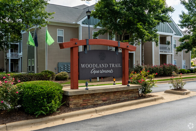 Letrero de entrada - Woodland Trail Apartments