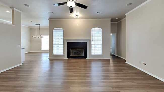 Building Photo - Fantastic 3 Bedroom 2 Bathroom Home in Moo...