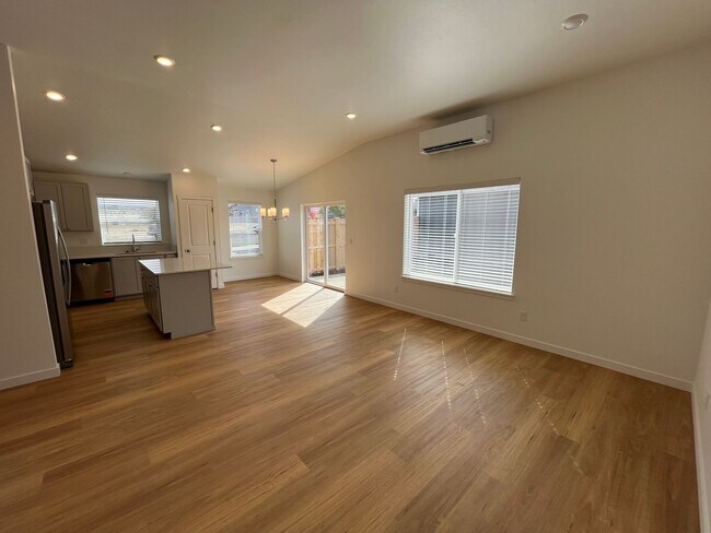 Building Photo - 659 McGee St