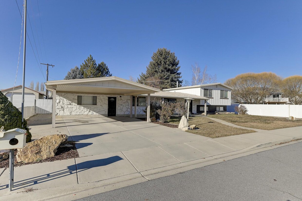 Primary Photo - 440 S 1600 W St