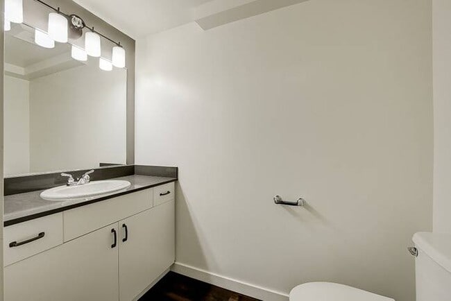 Building Photo - 624 Yale Apartments