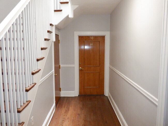 Building Photo - 10 Concord St