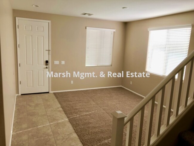 Building Photo - Beautiful 5 bedroom home with tons of livi...