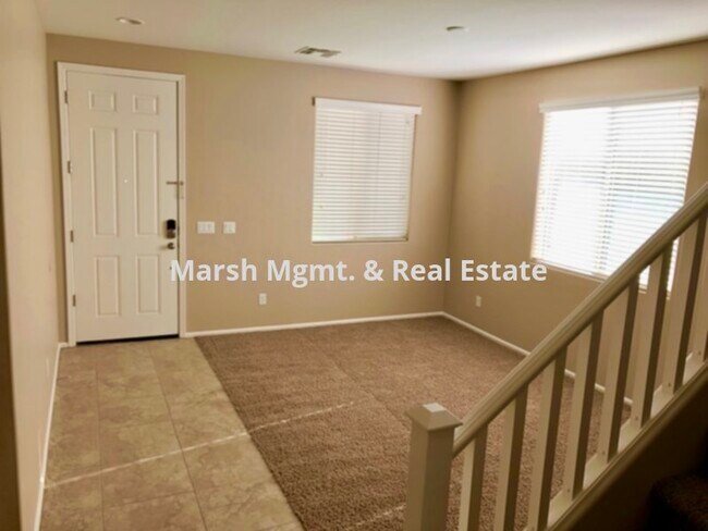 Foto del edificio - Beautiful 5 bedroom home with tons of livi...