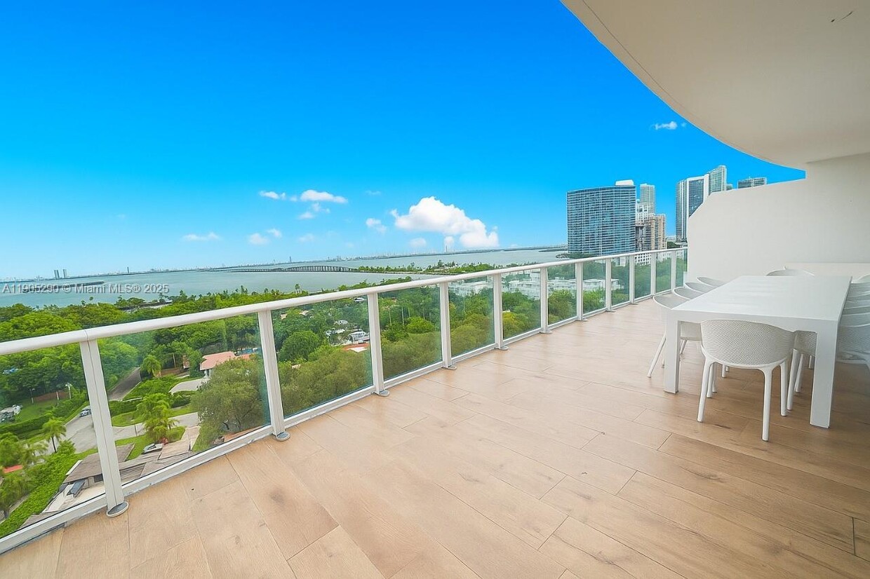 Foto principal - 4250 Biscayne Blvd