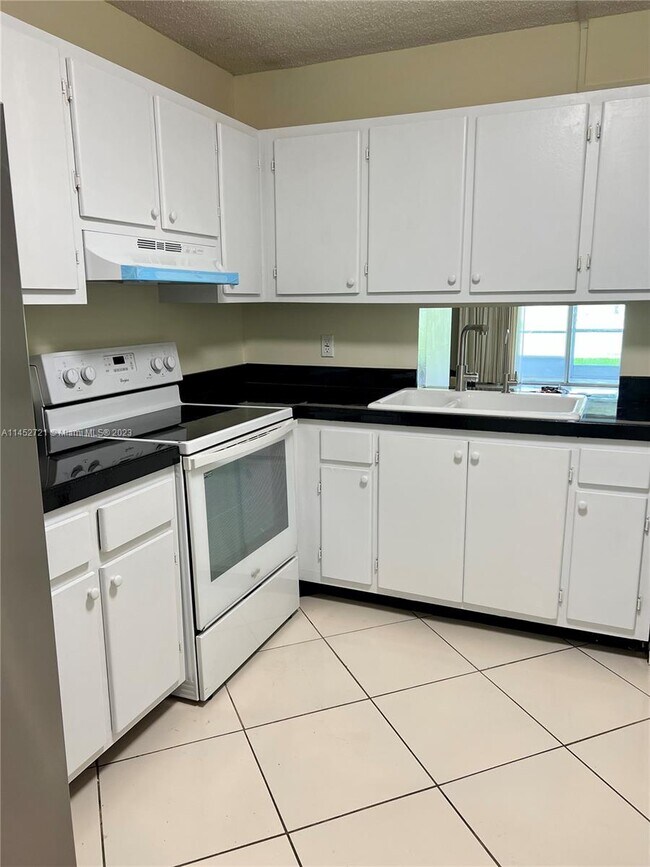 Building Photo - 8790 Holly Ct