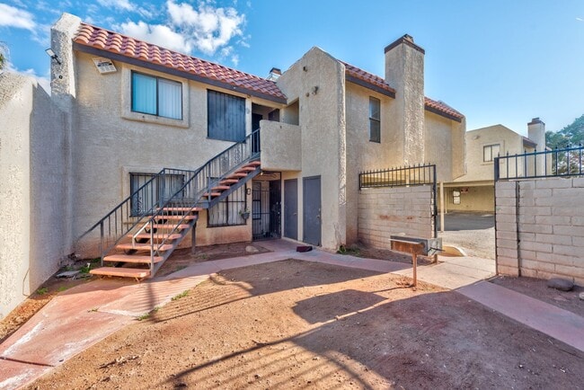 Building Photo - 2117 Sun Ave