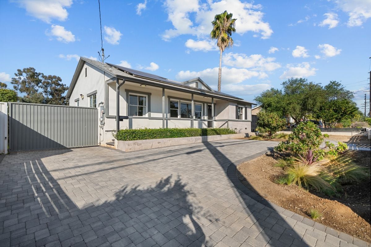 Foto del edificio - 14673 Chatsworth St