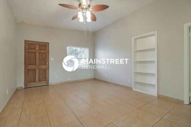 Building Photo - 4 Bedroom Pet-Friendly Home in Orlando, FL with Main Street Renewal