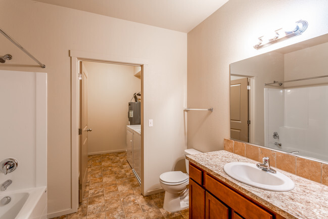 2BR, 2BA - 972 SF - Fieldstone Apartments