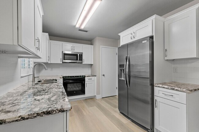 Foto del edificio - Beautifully Renovated 3 Bedroom 1 Bath Home on Large Corner Lot