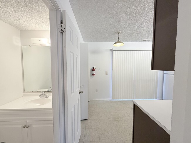 Building Photo - 53 Greenwich Dr