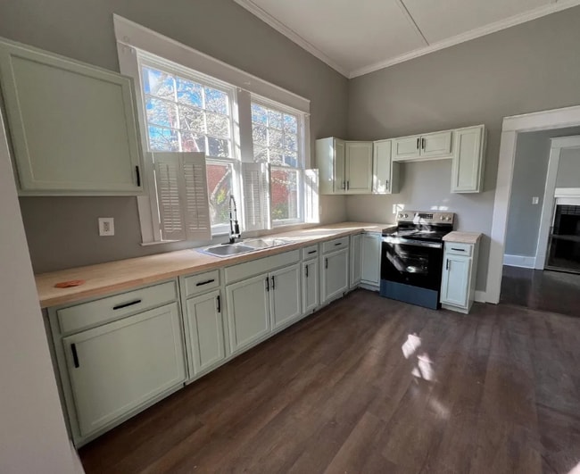 Building Photo - 1957 Broughton St