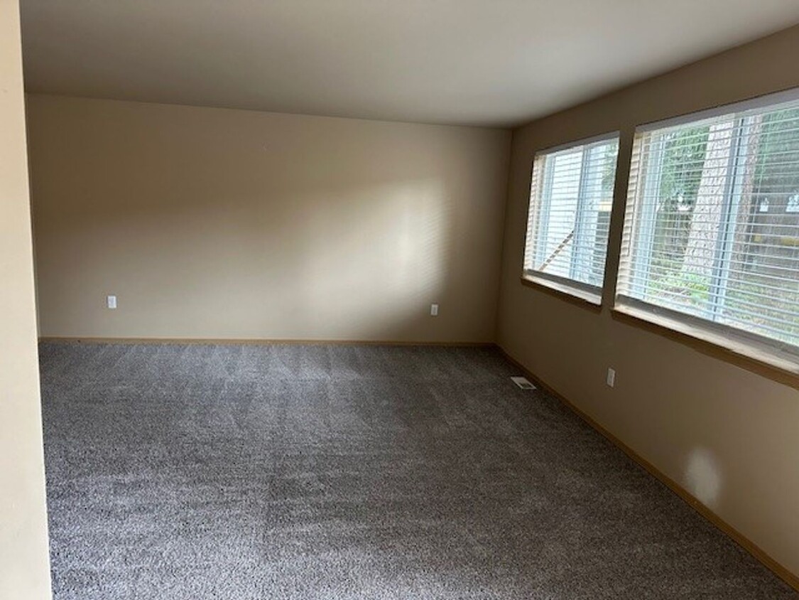 Building Photo - 3 Bedroom Duplex Price reduced